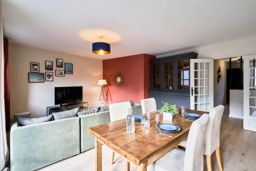 un salon avec une table et un canapé dans l'établissement Vieux Lille - Superb apartment balcony parking!, à Lille