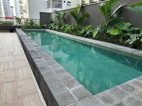 uma piscina no meio de um edifício em Ap Luxo Jardins Cd 1714 em São Paulo