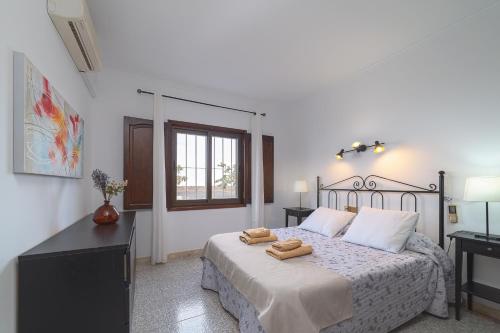 1 dormitorio con 1 cama con 2 toallas en Villa Victoria, en Playa Blanca