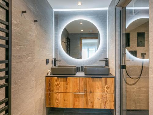 une salle de bain avec deux lavabos et un miroir dans l'établissement Appartement de standing avec Wi-Fi, garage, terrasse et accès direct aux pistes à Val-d'Isère - FR-1-694-348, à Val dʼIsère