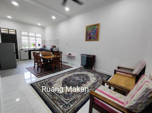 Posezení v ubytování Gemia Rumah Tamu - 3 bilik aircond - near nasi dagang Atas tol