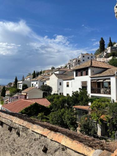 - Vistas a una ciudad con casas blancas en Habitación con baño privado, en Granada