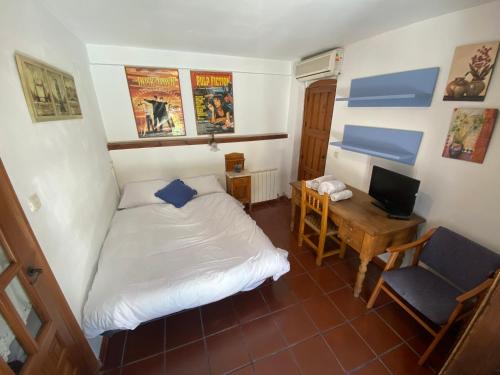 1 dormitorio con 1 cama y escritorio con ordenador en Habitación con baño privado, en Granada