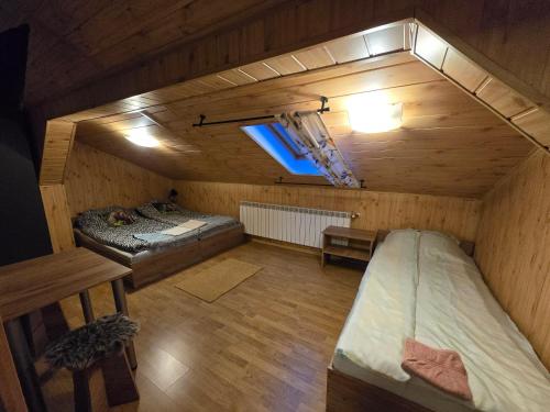 uma vista superior de um quarto com 2 camas em JASTRZĄB em Ropienka