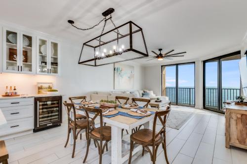 una cucina e una sala da pranzo con tavolo e sedie di Phoenix X 1403 condo a Orange Beach