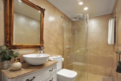 W łazience znajduje się toaleta, umywalka i prysznic. w obiekcie Elegante apartamento zona arenal w mieście Platja de l'Arenal