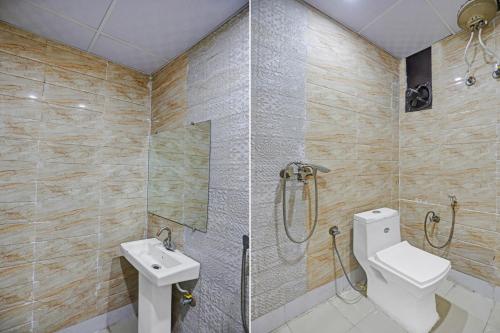 Hotel Ramida Suites At Delhi Airport في نيودلهي: حمام مع دش ومرحاض ومغسلة