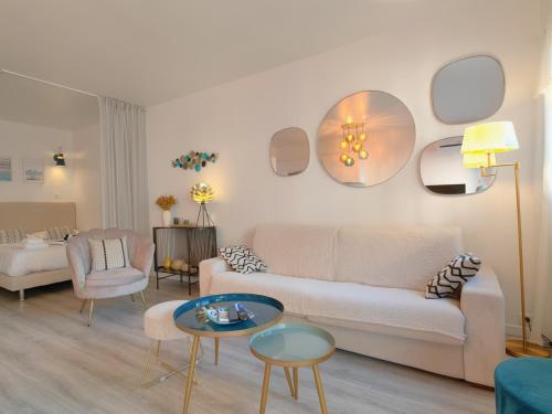 un salon avec un canapé blanc et une table dans l'établissement Royal Lux seaview by Booking Guys, à Nice