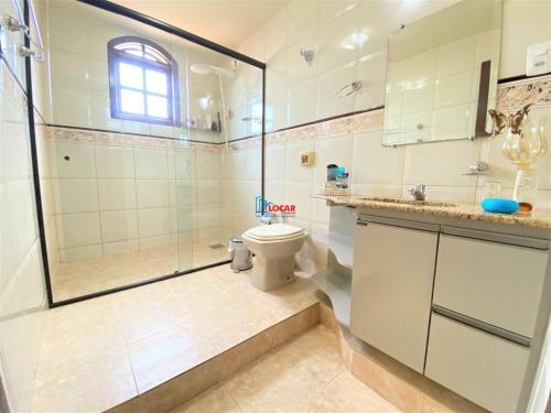 een badkamer met een douche en een toilet bij Apartamento com vista panorâmica in João Monlevade