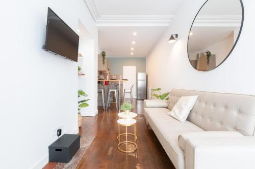 Televízia a/alebo spoločenská miestnosť v ubytovaní Renovated apartment 3bed 2bath
