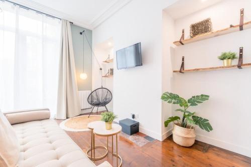 un salon avec un canapé et une table dans l'établissement Renovated apartment 3bed 2bath, à Lille