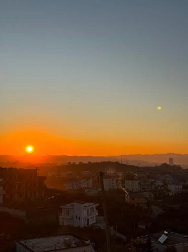 Η ανατολή ή δύση του ηλίου όπως φαίνεται από αυτή η βίλα ή από εκεί κοντά