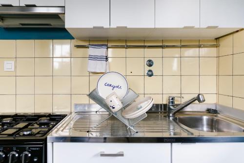 encimera de cocina con fregadero y colador en Villa Westland en Koksijde
