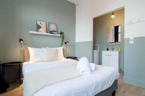 1 dormitorio con 1 cama grande con sábanas blancas en Lille Centre - Nice and functional ap., en Lille