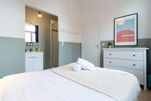 1 dormitorio con cama blanca y vestidor en Lille Centre - Nice and functional ap., en Lille