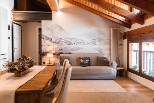 uma sala de estar com um sofá e uma mesa em Maison Poluc hotel apartments em Champoluc