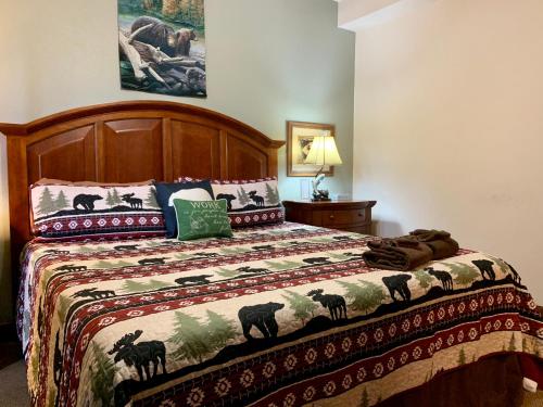 ein Schlafzimmer mit einem Bett mit gemusterter Decke in der Unterkunft Bearadise Dreams in Pigeon Forge