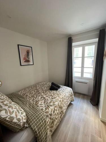 1 dormitorio con cama y ventana en Sublime T2/ Cosy/ Clim/ Parking/Plage, en Menton