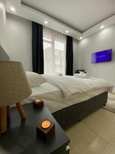 een slaapkamer met een groot bed en een raam bij HERMES OTEL in Edirne