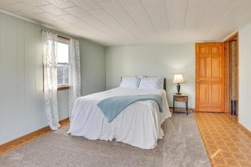 Schlafzimmer mit einem Bett und einem Fenster in der Unterkunft Charming Dundee Vacation Rental Near Hiking! in Dundee