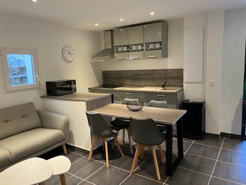 une cuisine et un salon avec une table et des chaises dans l'établissement Umbria di Porto Vecchio***, à Porto-Vecchio