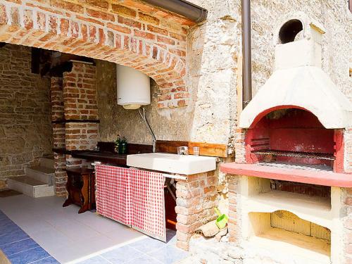 een stenen keuken met een wastafel en een oven bij Villa Zilda in Barat