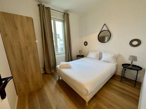 ein Schlafzimmer mit einem großen weißen Bett und einem Fenster in der Unterkunft 3G Clim + Thermal et campus ARTEM à 200m, 2 pièces in Nancy
