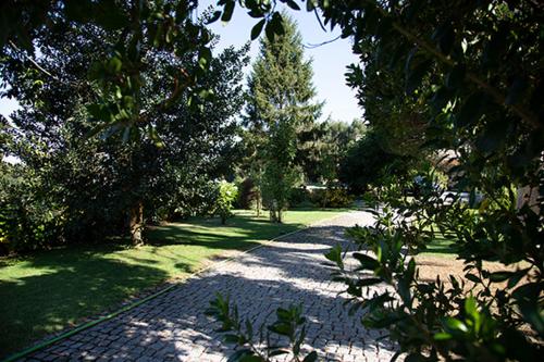 CristeloにあるCasa De Crespins Casa de Campo Ldaの木々の茂る公園内の煉瓦道