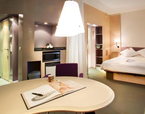 Postel nebo postele na pokoji v ubytování Novotel Marrakech Hivernage