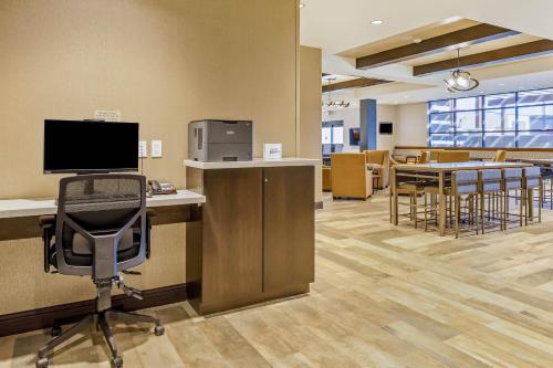 Televisyen dan/atau pusat hiburan di SpringHill Suites by Marriott Topeka Southwest