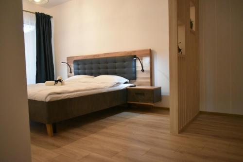 een slaapkamer met een bed en een spiegel aan de muur bij Save Relaxing Residence Brasov in Braşov
