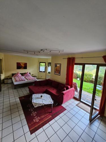 ein Wohnzimmer mit einem Sofa und einem Tisch in der Unterkunft Haus Märtens in Cochem