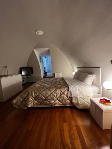 1 dormitorio con 1 cama grande y suelo de madera en Calefati Gallery Luxury Apartment, en Bari