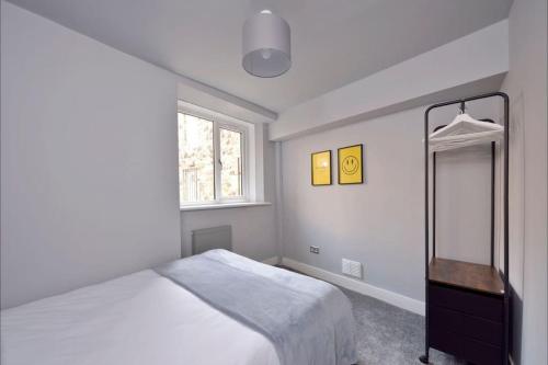 ジェドバラにあるApartment in Scottish Bordersのベッドと鏡のある白い寝室
