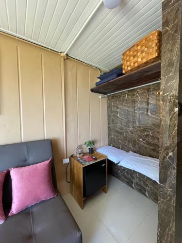 ein kleines Zimmer mit einem Sofa und einem Tisch in der Unterkunft Blue View by Ronny’s Place in Quepos