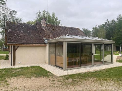 an extension to a house with a conservatory at Gite des Terres Noires (nouveau logement) in Contres