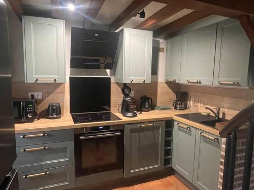 Kuchyň nebo kuchyňský kout v ubytování Gite des Terres Noires (nouveau logement)
