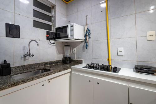 Η κουζίνα ή μικρή κουζίνα στο Conforto em Copacabana - Ótima localização - NSC808 Z4
