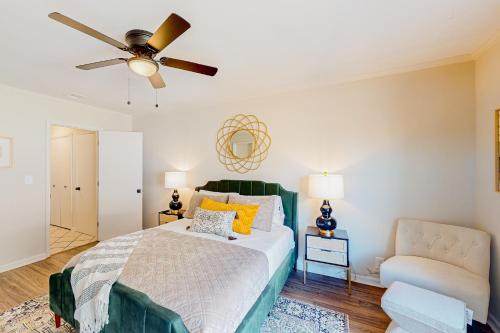 - une chambre avec un lit et un ventilateur de plafond dans l'établissement Mid-Century in Calhoun, à Calhoun