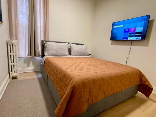 Postel nebo postele na pokoji v ubytování First Floor Condo In Chicago
