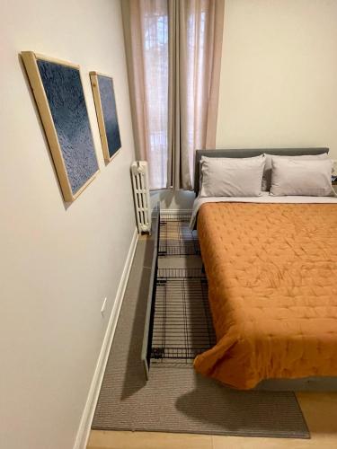 Postel nebo postele na pokoji v ubytování First Floor Condo In Chicago