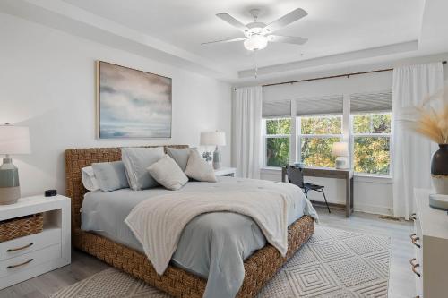 ein weißes Schlafzimmer mit einem Bett und einem Deckenventilator in der Unterkunft Oyster House Village---21502 Helm St in Rehoboth Beach
