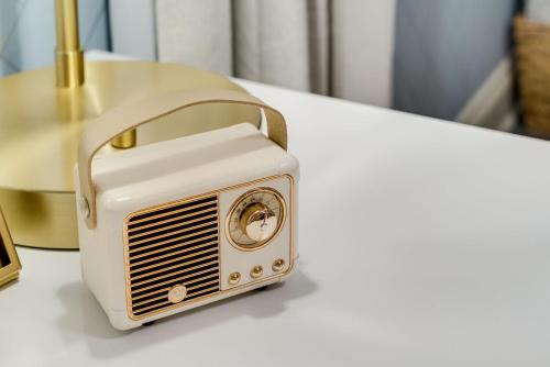 an old radio sitting on top of a table at Bright & Cozy Modern Studio, Fast WiFi, Quiet, Walkable to University of Portland in Portland