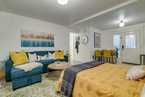 een slaapkamer met een blauw bed en een bank bij Modern Studio Oasis, WFH, Mins to Uni of Portland in Portland