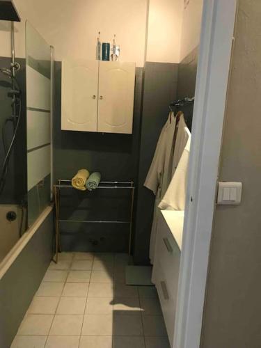 une salle de bain avec une baignoire, un lavabo et un miroir dans l'établissement BEL APPARTEMENT-PROCHE MER-TERRASSE, à Cannes