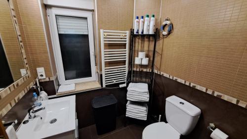 ヒホンにあるGIJÓN MARINOのバスルーム(トイレ、洗面台付)、窓が備わります。