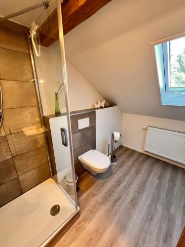 a bathroom with a shower and a toilet at Mc Monti Gießen - Lich, 70qm, Zentral, NETFLIX in Lich