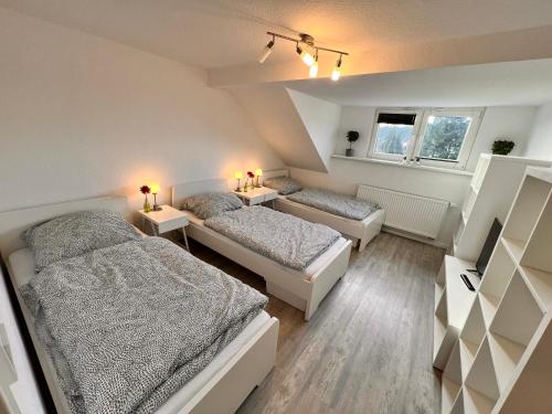 1 dormitorio con 2 camas y 2 mesitas de noche en Mc Monti Gießen - Lich, 70qm, Zentral, NETFLIX, en Lich