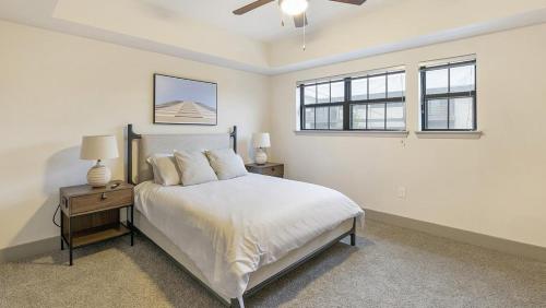 Postel nebo postele na pokoji v ubytování Landing Modern Apartment with Amazing Amenities (ID1390X020)