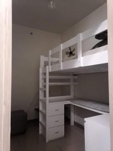Двухъярусная кровать или двухъярусные кровати в номере Calculated Comfort Space